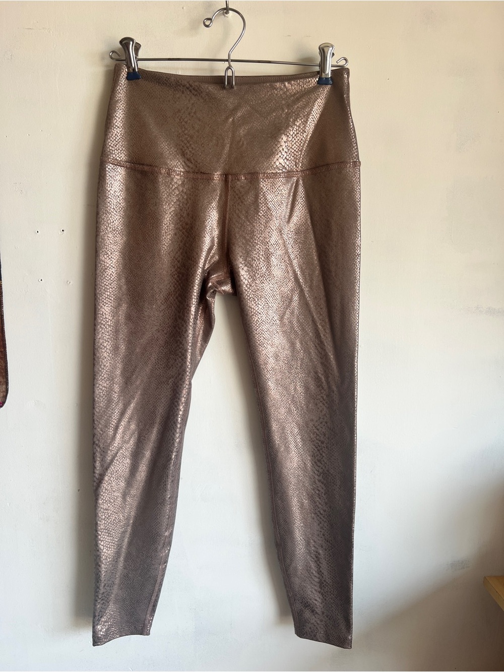 Beyond Yoga Metallic Snake-Effect Leggings in Bronze medium